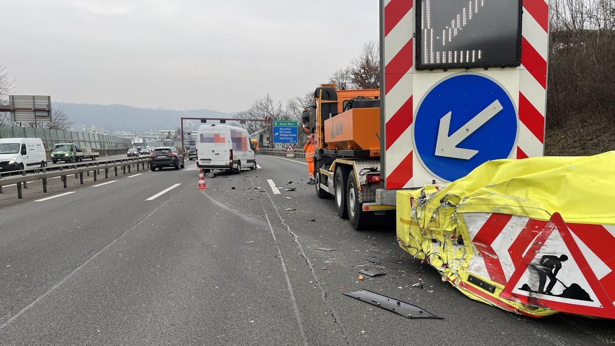 AargauerZeitung (@aargauerzeitung) on Twitter photo Lieferwagen prallt auf der Autobahn gegen eine Baustellen-Abschrankung aargauerzeitung.ch/aargau/baden/w… Lieferwagen prallt auf der Autobahn gegen eine Baustellen-Abschrankung aargauerzeitung.ch/aargau/baden/w…