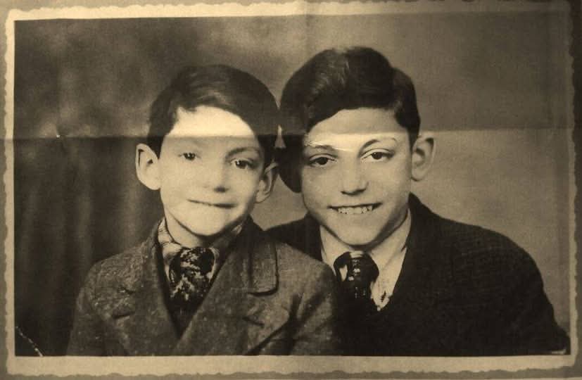 NinaaScholz's tweet image. Anlässlich des gestrigen Todestags von Hans Rosenthal sei hier noch einmal an seine Geschichte und an das Schicksal seines kleinen Bruders Gert (links im Bild) erinnert. Gert ist zehn Jahre alt, als er 1942 von Berlin nach Riga deportiert wird. Er sollte nie zurückkehren.
Hans…