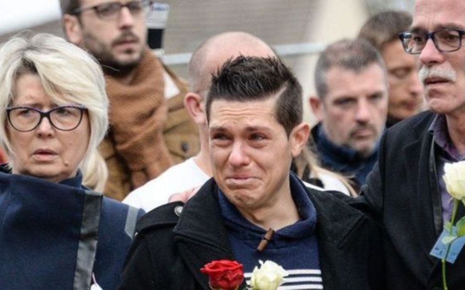 Quand j'entends Macron parler de patriotisme avec des sanglots dans la gorge, après avoir vendu tous nos fleurons industriels aux fonds US, ça me fait penser à Jonathan Daval qui participait en pleurant aux recherches de sa femme, alors que c'était lui qui l'avait assassinée...