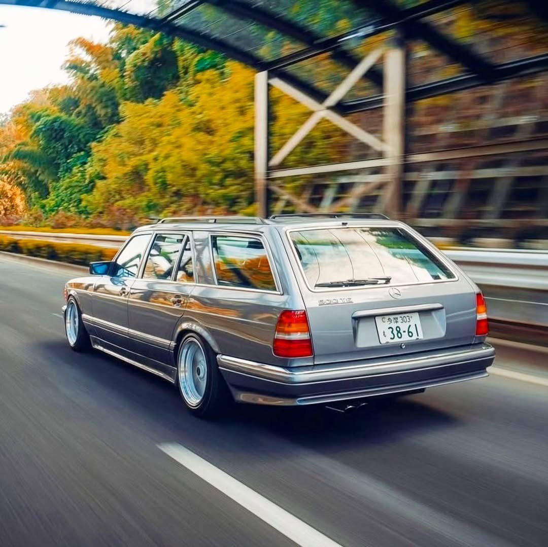 HagertyUK's tweet image. We may have just found our favourite custom Mercedes... 😍

The rarest Mercedes-Benz W126 wagon SEC front and and S124 tail. 

Spotted on @first_limousine_magazine

🇩🇪🛞🏁

#merc #mercedes