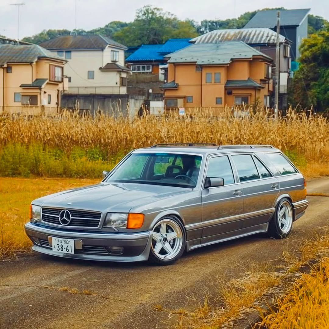 HagertyUK's tweet image. We may have just found our favourite custom Mercedes... 😍

The rarest Mercedes-Benz W126 wagon SEC front and and S124 tail. 

Spotted on @first_limousine_magazine

🇩🇪🛞🏁

#merc #mercedes