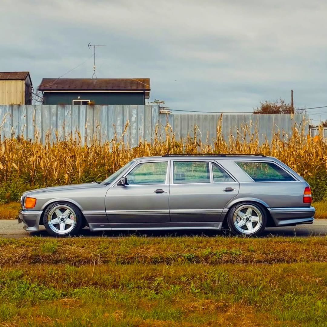 HagertyUK's tweet image. We may have just found our favourite custom Mercedes... 😍

The rarest Mercedes-Benz W126 wagon SEC front and and S124 tail. 

Spotted on @first_limousine_magazine

🇩🇪🛞🏁

#merc #mercedes