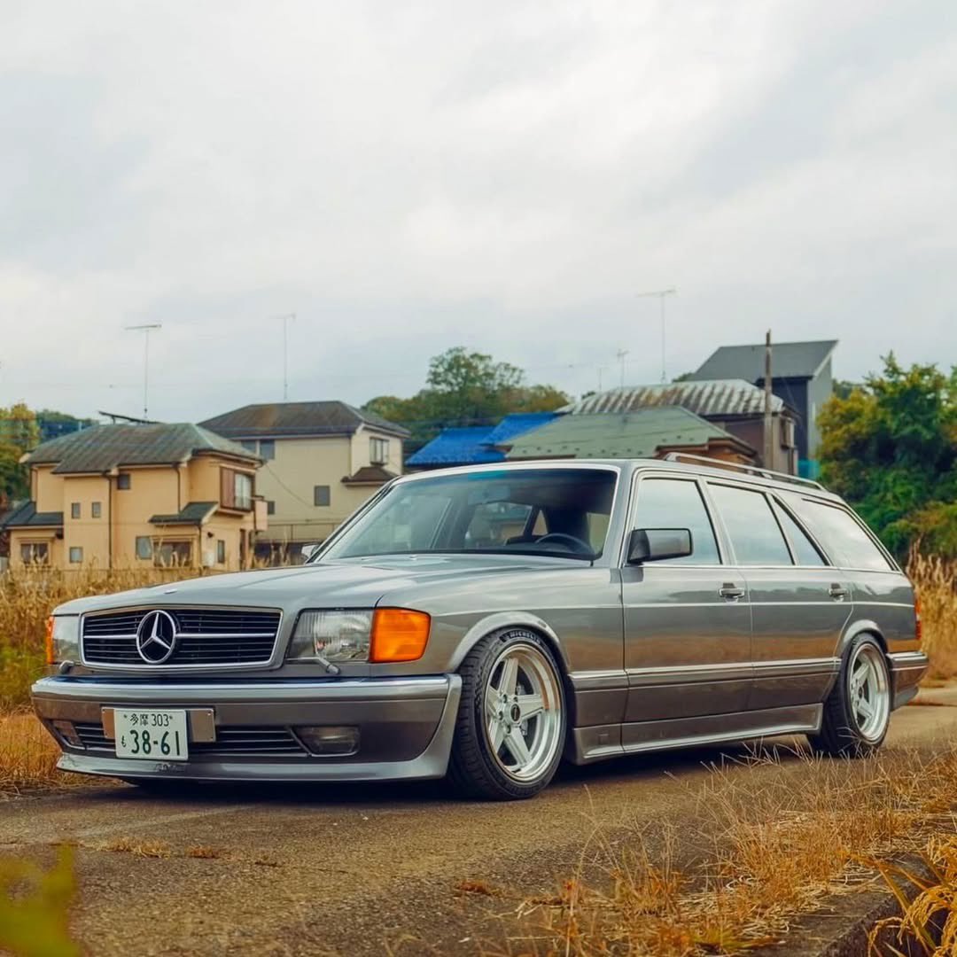 HagertyUK's tweet image. We may have just found our favourite custom Mercedes... 😍

The rarest Mercedes-Benz W126 wagon SEC front and and S124 tail. 

Spotted on @first_limousine_magazine

🇩🇪🛞🏁

#merc #mercedes