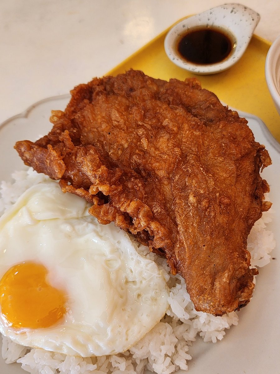 iliveinthisbed's tweet photo. เป็นอีกหนึ่งร้านที่ไปซ้ำ จริงๆหน้าตาอาหารดูน่าโดนสบประมาทมาก คือข้าวหน้าง่ายๆ ข้าวหน้าเนื้อ ข้าวหน้าไก่ทอด 
แต่มันดีมากกกก กินกับซอสกับน้ำมันพริก เนื้อนุ่มความสุกกำลังดี ส่วนไก่ชิ้นใหญ่แต่ทอดมาดีมาก หนังกรอบ เนื้อไก่นุ่มมีรสชาติ

Jinji จินจี ปรีดี https://t.co/kKVN6tIsjg