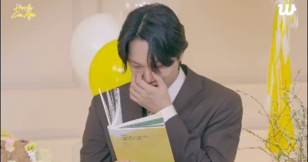 جونگین تو اوج بغض : وای نه داره گریم میاد دستمال بیارید
استف : کنارته 
جونگین : پیش بینی کردی ؟ چرا همه منتظر گریه منن ؟ دعا کردید من گریه کنم ؟

😭😭😭😭😭پسرم