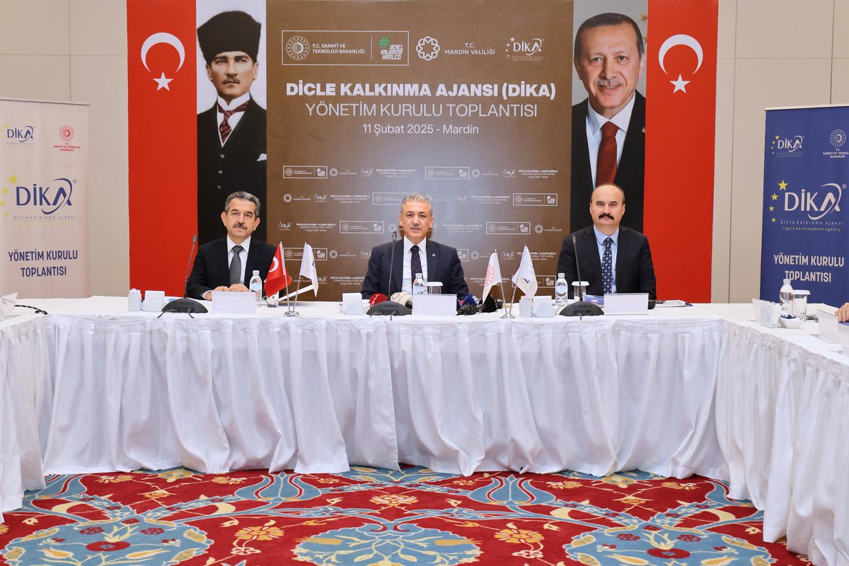 Mardin_Valiligi's tweet photo. 📌 DİKA 2025 Yılı Yönetim Kurulu Toplantısı

Valimiz Sayın @tuncay_akkoyun Başkanlığında;
Şırnak Valisi Sayın Birol Ekici, Batman Valisi Sayın Ekrem Canalp, Şırnak Belediye Başkanı Sayın Mehmet Yarka, DİKA Genel Sekreteri Aykut Aniç, Mardin TSO Başkanı Hatip Çelik, Batman TSO Başkanı Abdulkadir Demir, Şırnak TSO Başkanı Osman Geliş ve Şırnak İl Genel Meclis Başkanı Galip Külter'in katılımıyla "Dicle Kalkınma Ajansı (DİKA) 2025 Yılı Yönetim Kurulu Toplantısı" gerçekleştirildi.

Toplantını açılış konuşmalarını yapan Sayın Valimiz;
📌 "Mardin merkez il olmak üzere Batman, Siirt ve Şırnak illerini kapsayan TRC3 bölgesinde faaliyet göstermekte olan DİKA, kuruluşundan bugüne kadar ekonomik, kültürel ve sosyal alanlarda; 635 projeye 2024 yılı tutar ile 1,5 Milyar TL'nin üzerinde destek sağlamıştır. Mardin ilimizde bugüne kadar toplam 218 projeye yapılan destek 473 Milyon TL'nin üzerindedir.
📌Sanayi ve Teknoloji Bakanlığı tarafından 2017 yılından bu yana Mardin ilimizde yürütülmekte olan Cazibe Merkezlerini Destekleme Programı kapsamında 8 Proje için 137,3 Milyon TL, AB Destekli Sosyal Girişimcilik, Güçlendirme ve Uyum Projesi kapsamında 2024 yılında 55 Projeye 45 Milyon TL hibe desteği verilmiştir.
📌 2024 Yılında DİKA Yönetim Kurulu Başkanlığını yürüten Batman Valimiz Sayın Ekrem Canalp'a katkılarından dolayı şükranlarımı sunuyorum. Aynı zamanda DİKA faaliyetlerinin yürütülmesinde büyük gayret ve özveri gösteren Genel Sekreterimize, tüm çalışanlarına, illerimizde ve valiliklerimizde bu işleyişte görevli tüm personellerimize teşekkür ediyorum.
📌2025 yılının ilk toplantısının hayırlara vesile olmasını diliyorum. Dicle Kalkınma Ajansımızın çalışmalarının ilimiz başta olmak üzere Batman, Siirt ve Şırnak illerimiz ile birlikte Bölgemiz ve Ülkemizin kalkınmasına vesile olmasını temenni ediyorum" ifadelerinde bulundu.

@iletisim @TC_icisleri 
@SirnakValiligi @batmanvaliligi 
@SirnakBel @tcdicleka