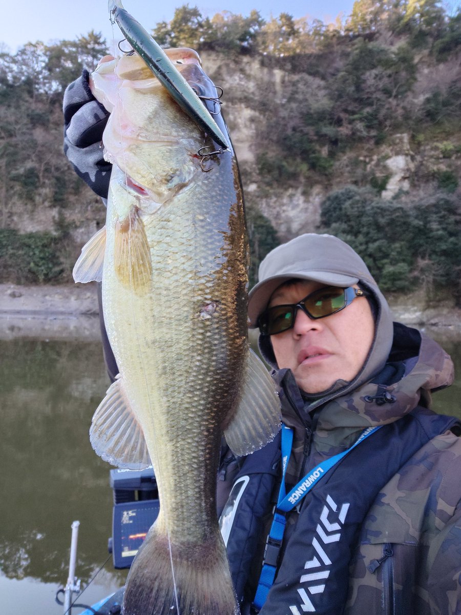 本日の三島ダム　2月11日
今日も元気に「アンチ・サイト」「アンチ・フィネス」！
今年「初」三島ダム。
でもってヨンゴー。
イージー、イージーw
ウソです。
文字通りのONE BITE ONE FISH。
紙一重。あぶない、あぶないw