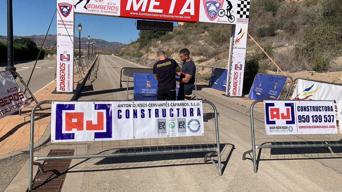 AJCCoficial's tweet image. Nuestro CEO, Antonio Jesús Cervantes, tuvo el privilegio de premiar a los ganadores de cada categoría ¡Un año más, orgullosos de ser patrocinadores de un evento que une a hombres, mujeres y niños en la pasión por el ciclismo!🎉

#AJCC #AJCCconstrucciones #RutaMTB @bomberoslevante
