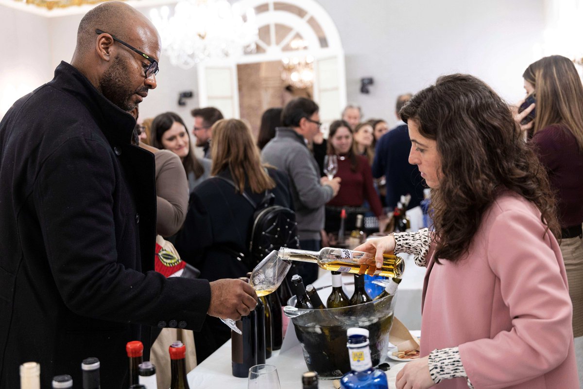 Tot un èxit, la trobada de <a href="/MujeresDlVino/">Mujeres del Vino</a> al majestuós Palau de Pedralbes! Un orgull formar-ne part i compartir aquesta experiència amb grans companyes professionals del sector! 😊

#mujeresdelvino #bcnww #vinsdepedra #dones <a href="/AnneCannan/">Anne Cannan</a>