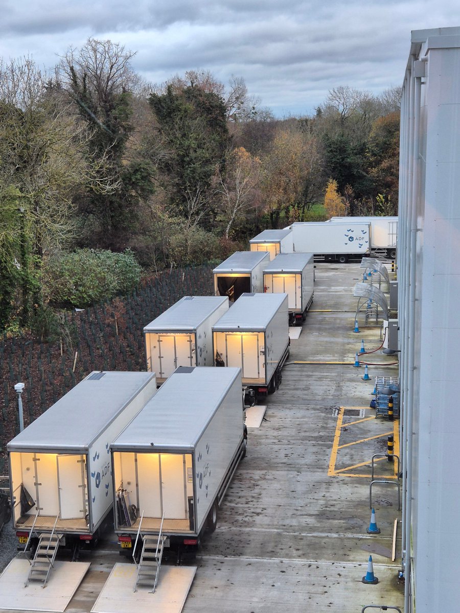 We always love to see our facilities vehicles in action, supporting a smooth and safe production outside studio🎥🚛

#tvfilmproduction #studio #facilities #SetLife #collaboration