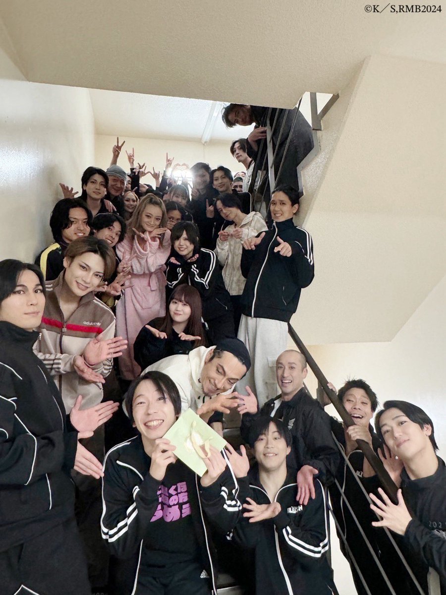RM_BLEACH2024's tweet photo. ◤舞台裏から伝信です◢
ご来場誠にありがとうございました！
📷浦原と砕蜂をお届け🐝
また本日はアンサンブル細川晃弘さんのお誕生日でした！休憩時間にみんなでお祝いしました🎉おめでとうございます🎂
明日2/12(水)は18時公演です！
劇場でお待ちしております🌙
#RMBLEACH 

▼前売券・当日引換��好評販売中！
https://t.co/NzniqLiyOe

▼当日券についてはこちら
https://t.co/CpcMHLqBdd

▽舞公演終演後はリピーターチケットもございます🎫