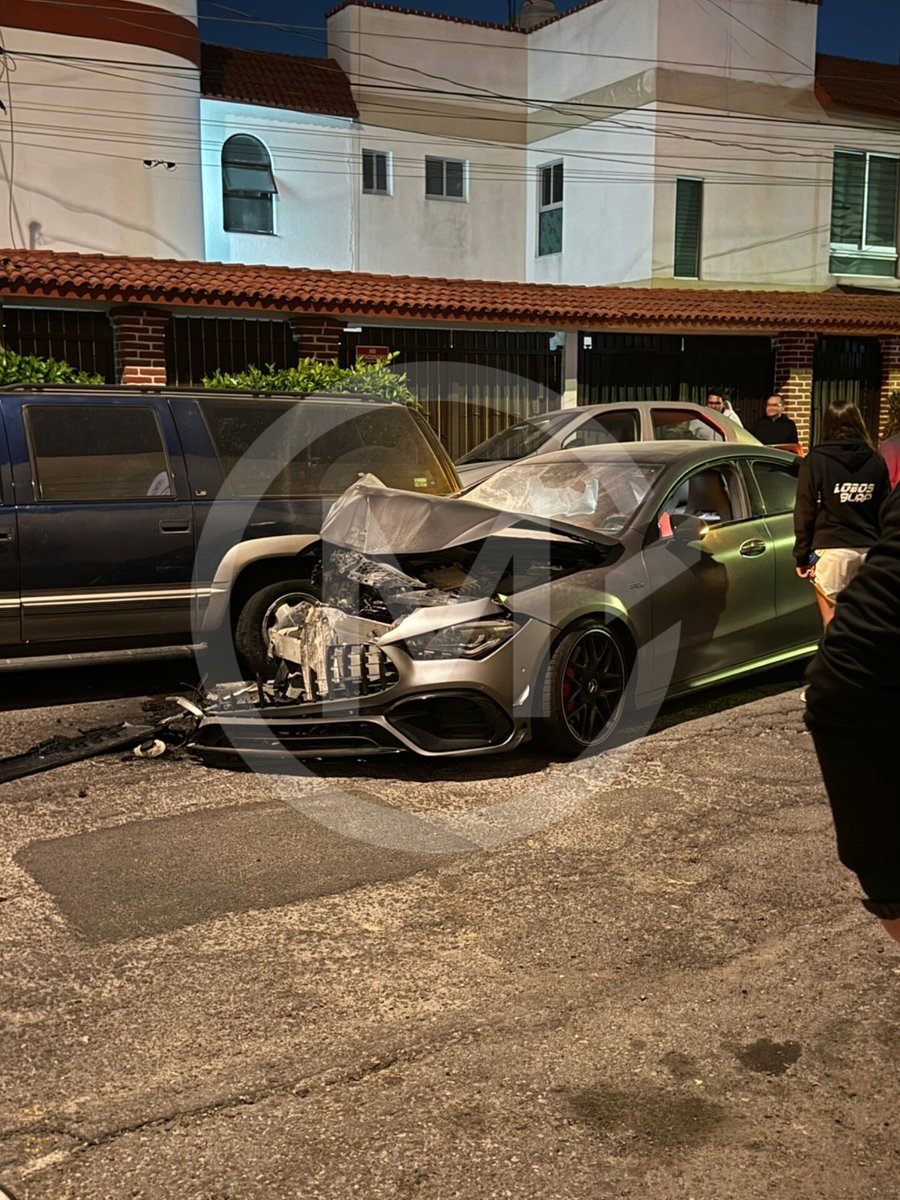 carlosmartinh's tweet image. 💥 Choque al interior del fraccionamiento Camino Real frente a la gasolinera de la 24 Sur por la BUAP, el auto de lujo impactó 4 vehículos estacionados. #mientras dormías. #AsíSucede  #CarlosMartínHuerta