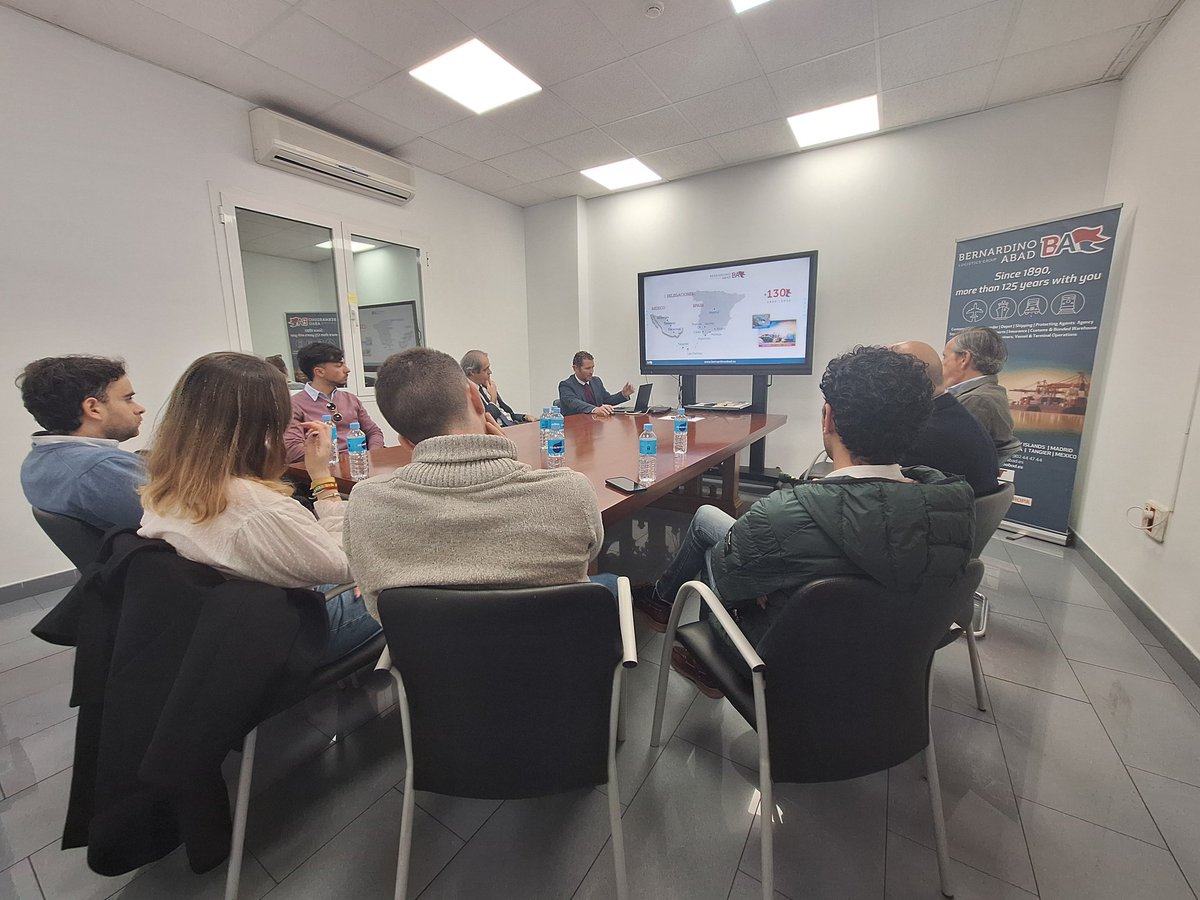También han visitado el Depósito Aduanero y Logístico Sur de Europa, gestionado por el longevo grupo logístico <a href="/Ber_Abad/">Bernardino Abad</a> 

Sin duda, una experiencia completa para conocer toda la práctica logística de primera mano de empresas, entidades y profesionales del <a href="/PuertoAlgeciras/">Puerto de Algeciras</a>