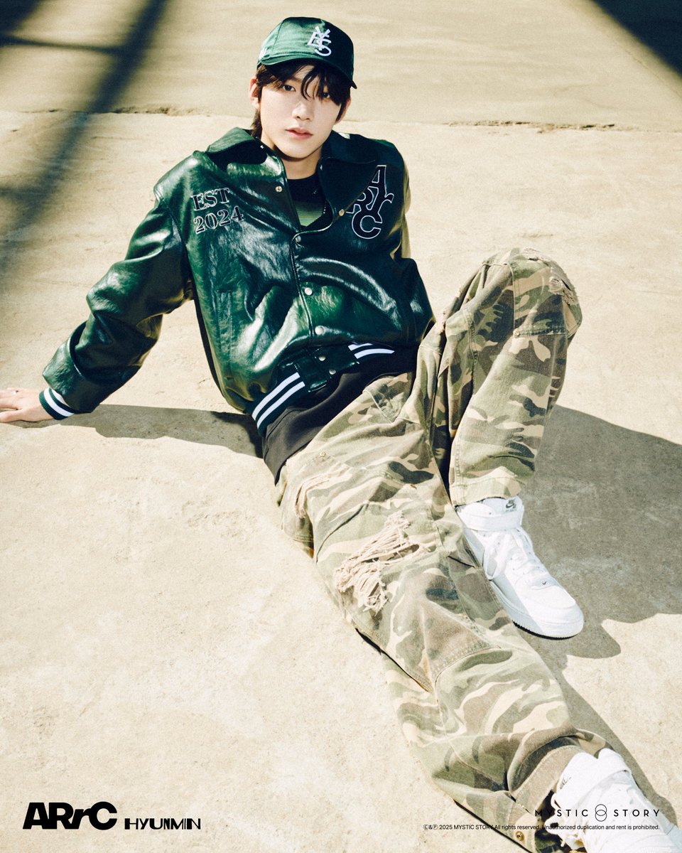 ARrC (아크) [nu kidz: out the box] Photo Drop #1 
#HYUNMIN #현민 

ARrC the 2nd mini album [nu kidz: out the box] 
📦2025.02.18 TUE 6PM KST 

#ARrC #아크 
#nukidz_out_the_box 
#nukidz