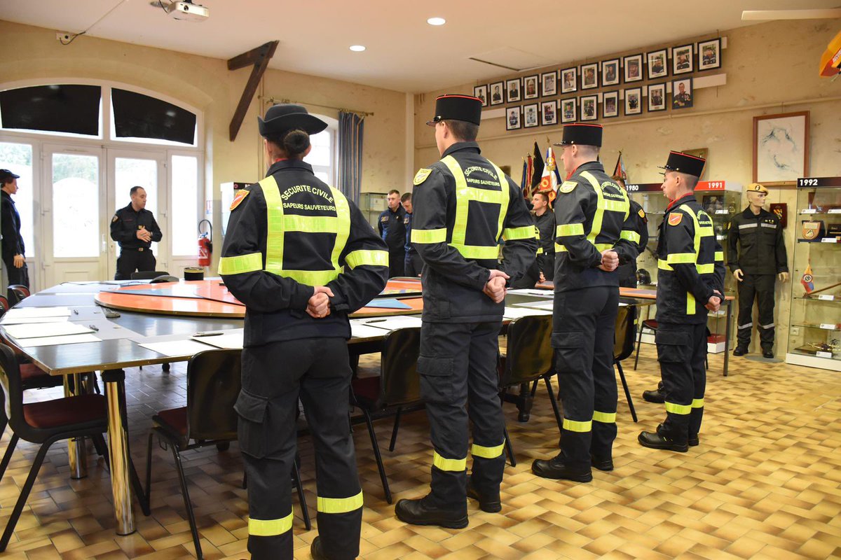 riisc_1's tweet image. Moment solennel lors de la signature des contrats pour nos jeunes Engagés Volontaires de l’Armée de Terre (EVAT) qui signent pour une durée de 5 ans renouvelable au sein de l’institution. ✍️

Nous saluons leur #engagement et leur sens du devoir. 🫡