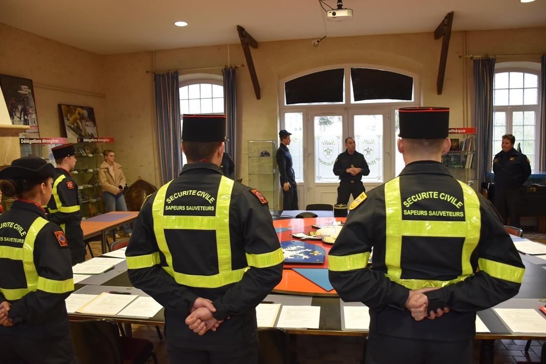 Moment solennel lors de la signature des contrats pour nos jeunes Engagés Volontaires de l’Armée de Terre (EVAT) qui signent pour une durée de 5 ans renouvelable au sein de l’institution. ✍️

Nous saluons leur #engagement et leur sens du devoir. 🫡
