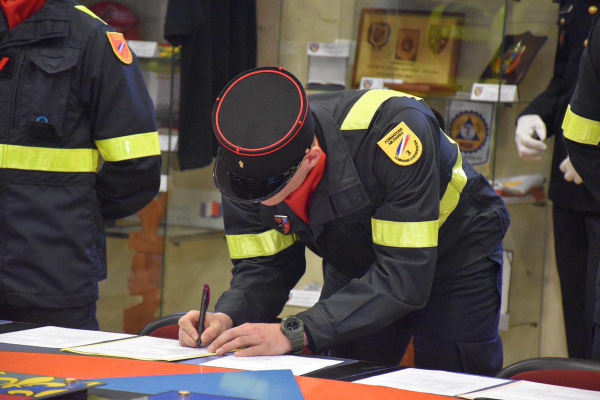 riisc_1's tweet image. Moment solennel lors de la signature des contrats pour nos jeunes Engagés Volontaires de l’Armée de Terre (EVAT) qui signent pour une durée de 5 ans renouvelable au sein de l’institution. ✍️

Nous saluons leur #engagement et leur sens du devoir. 🫡