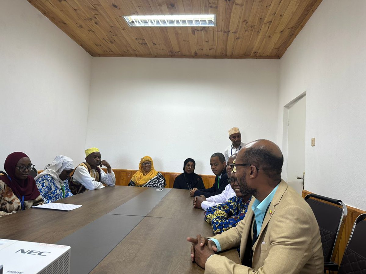 PNUD Comores (@pnud_comores) on Twitter photo Visite de courtoisie du Représentant Résident du @PNUDComores M. <a href="/snehalsoneji/">Snehal V Soneji</a> à l’<a href="/ORTC/">Byron Gibb</a>. Un moment d’échange avec le #DG #Hablani #Assoumani et son équipe pour réaffirmer un partenariat solide en matière de communication et d’information au service des Comoriens. Visite de courtoisie du Représentant Résident du @PNUDComores M. <a href="/snehalsoneji/">Snehal V Soneji</a> à l’<a href="/ORTC/">Byron Gibb</a>. Un moment d’échange avec le #DG #Hablani #Assoumani et son équipe pour réaffirmer un partenariat solide en matière de communication et d’information au service des Comoriens.