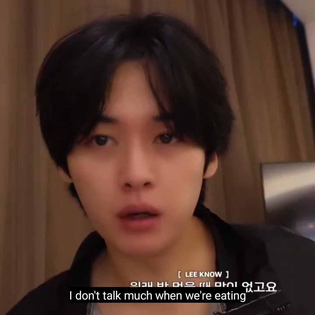 kittykatlino's tweet photo. mnho who doesn't talk or watch anything when eating vs jsng who watches videos when eating,,,, https://t.co/3pZ35Yqnve