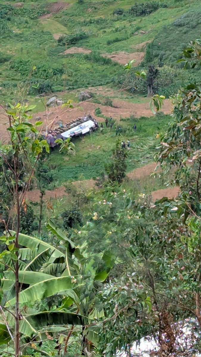 Hafi ku Kirenge #Bus ya International yajyaga <a href="/MusanzeDistrict/">Musanze District</a> irenze umuhanda ingwa mu kabande, biravugwa ko ihitanye abantu abandi  bangiritse cyane <a href="/Rwandapolice/">Rwanda National Police</a> <a href="/GakenkeDistrict/">Gakenke District</a> <a href="/RwandaHealth/">Ministry of Health | Rwanda</a>