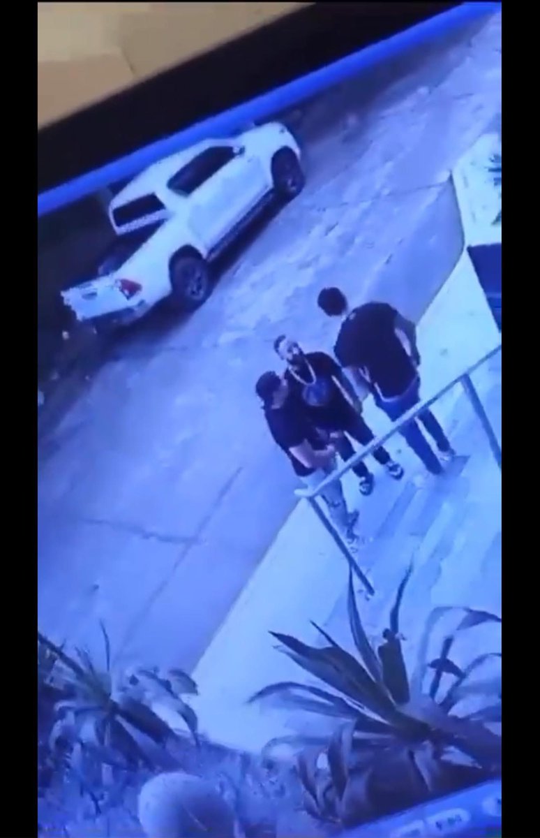 ArielBanegas's tweet image. En diciembre María Fernanda subió esta foto con sus 2 “amigos”, estos “amigos” son los mismos que en el video donde le están disparando se están riendo con el asesino. Este es un claro ejemplo de el tipo de gente que no tenemos que tener cerca. #justiciaparamariafernanda