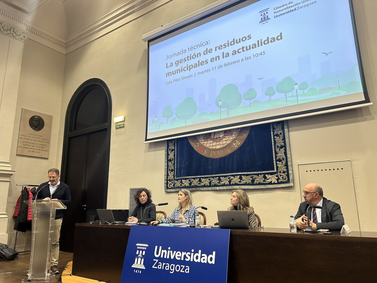 jserpac82's tweet photo. Compartiendo retos y oportunidades de la gestión de residuos municipales con la @zaragoza_es @GobAragon y @unizar https://t.co/6Ym1RbYnzG
