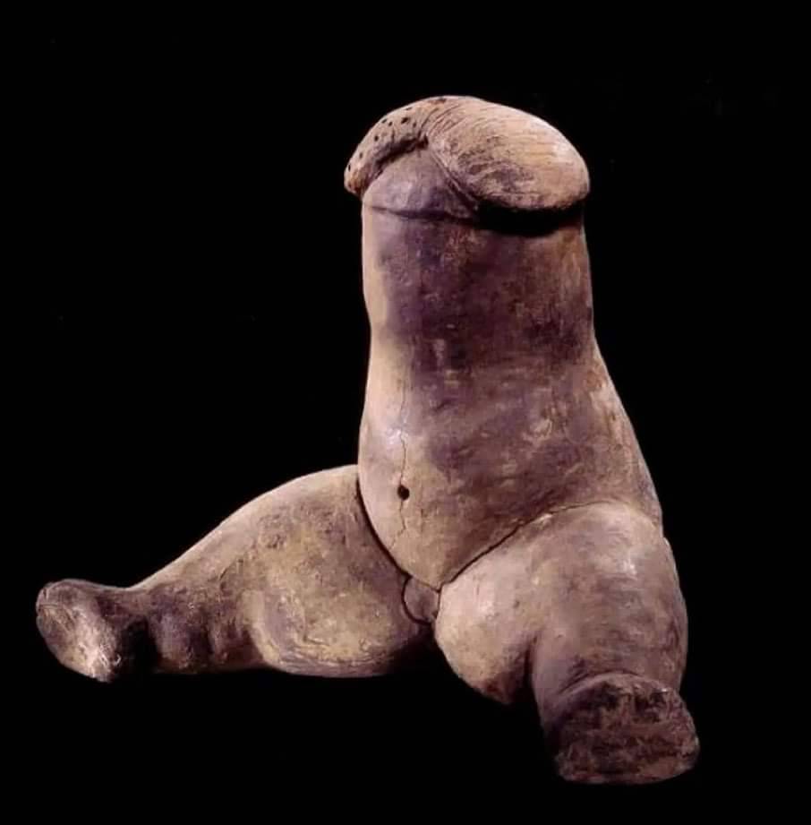 archaeologyart's tweet photo. Anthropomorphic statuette with phallic head, Olmec Culture, Mexico, 900–600 BC. Ceramic, H. 13.5 cm, W. 18.2 cm. Part of the Barbier Mueller Collection (Geneva) until 2013, Inv. 501–22, auctioned at Sotheby’s in 2013. https://t.co/XgjYDH6Zw3