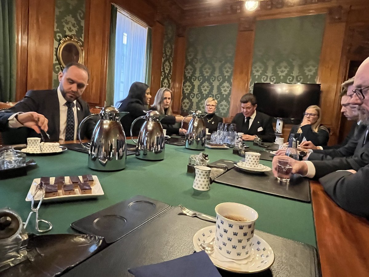 Minnesceremoni och tyst minut i riksdagen för att hedra de drabbade i Örebro. Fint och uppskattat att talmannen bjöd in oss på örebrobänken på kaffe för samtal om det som hänt och fortfarande pågår. Det kommer ta tid att läka såren. Vi måste ha uthållighet och långsiktighet🙏🏼❤️🇸🇪