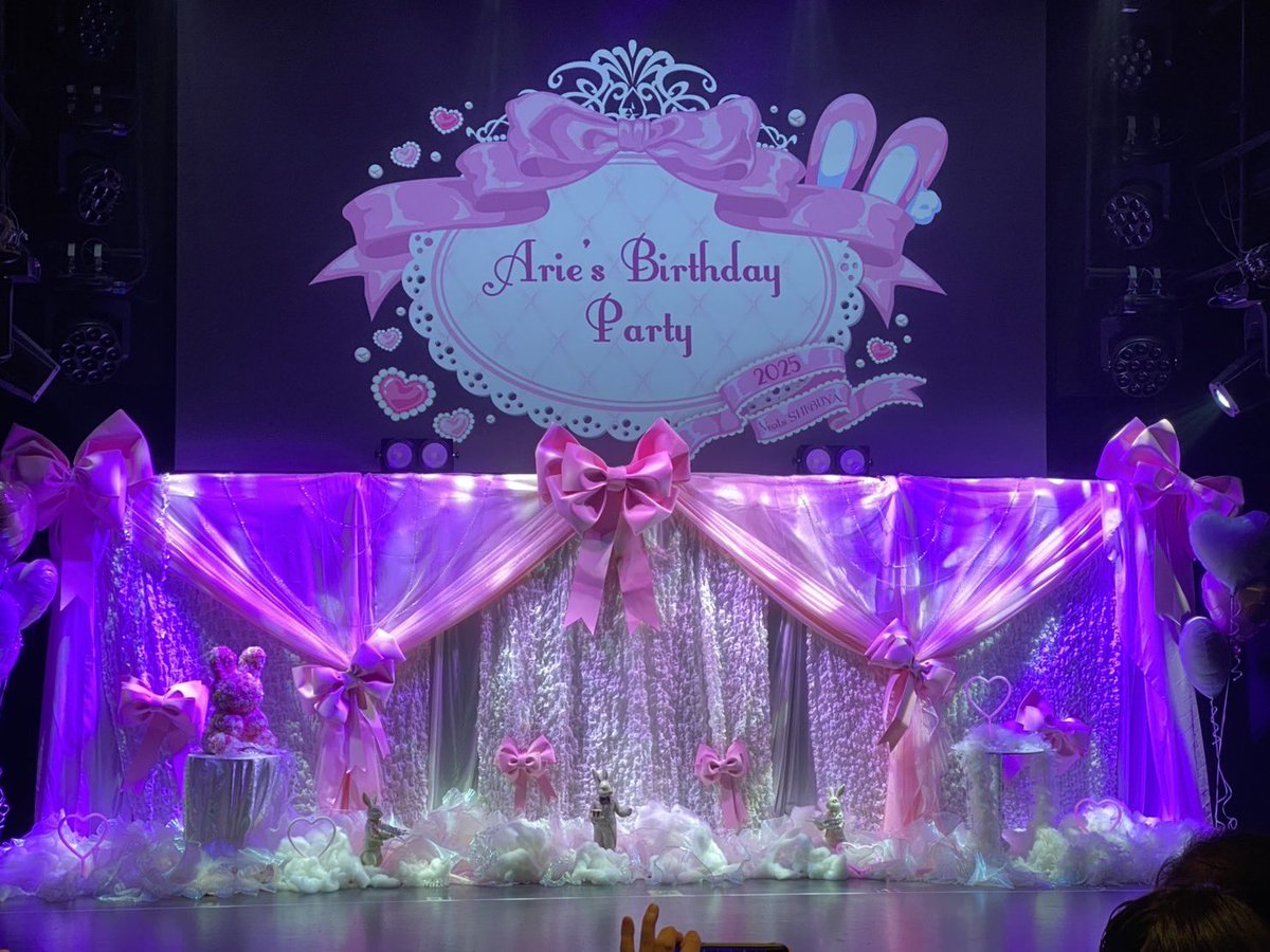 Arie_Arietchu's tweet photo. 『生誕企画③』

・ステージ装飾

深江さんのこだわりのステージ装飾です！
とても素敵なステージになり、深江さんのイメージ通りの生誕祭を彩ることが出来たと思います。 https://t.co/sCp5cHpzJa