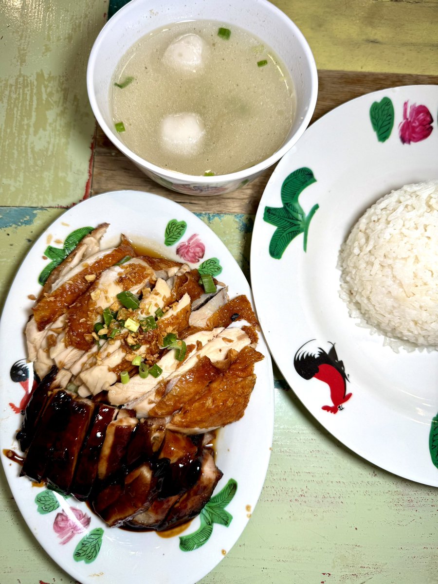 Nurintashaa's tweet photo. Ni nasi ayam dia. I ambik ayam mix so boleh campur roasted + bbq. Nasi dia perfect. 

Ya ampun rasa nak nangis gue makan. Makan nasi ayam pun happyyy ye 😭

📍OAK SUBEST, shah alam (waze je tau kalau korang nak pergi) https://t.co/BXdl6UHzJg