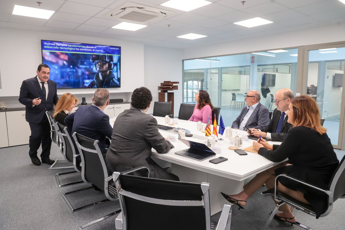 AjuntamentVLC's tweet photo. 🌐 En el #DíadeInternetSegura visitamos @s2grupo, encargado de la ciberseguridad del proyecto europeo #CitComAI, que aplica la #IA a la gestión urbana y prevención de catástrofes
Liderado desde #LaHarinera, con @VLCILab, @SmartCityVLCi, @UV_EG y @UPV
🔗 https://t.co/oT9ZkFGmWn https://t.co/PLpbxcxu0b