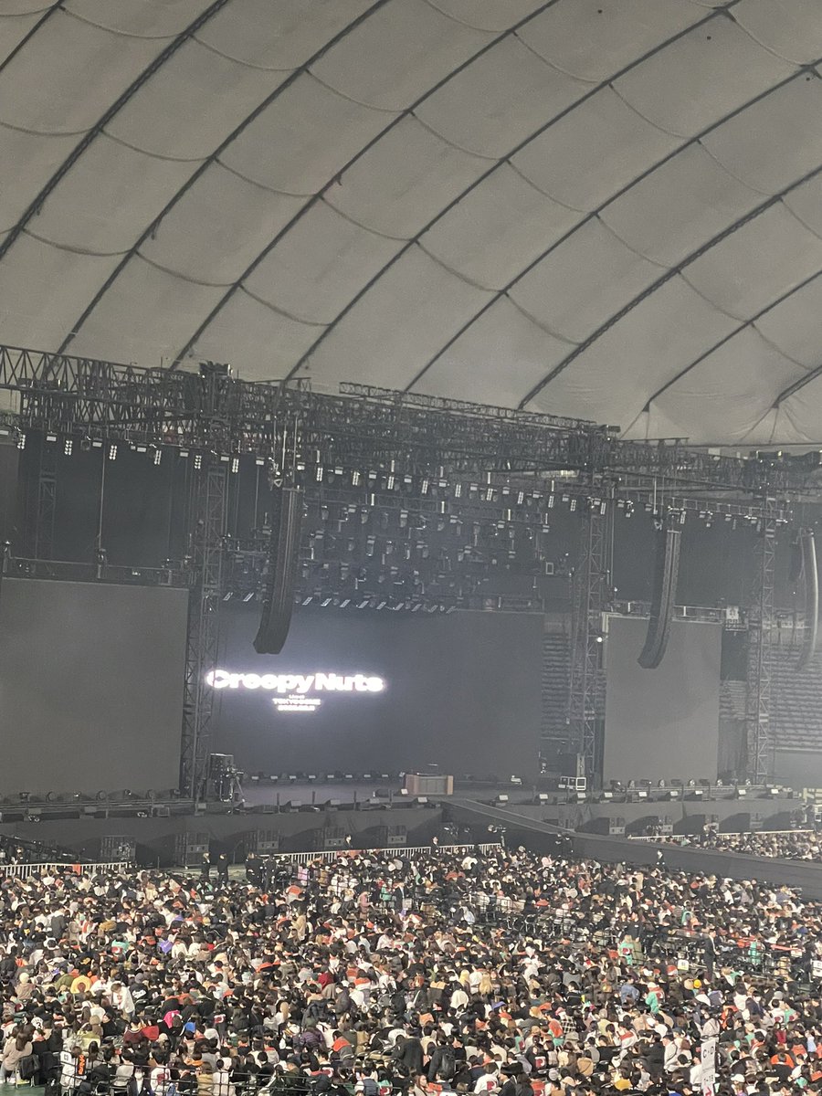 今日のCreepy Nutsのライブは曲がりなりにも音楽に携わってる身としては非常に感じる事が多かった。
正直凄すぎてかなりへこんだりもした(謎に。笑)
けどなんか言葉にならない感情が込み上げてきたり。
すんごく良いライブでした。
まじ観に行って良かった。