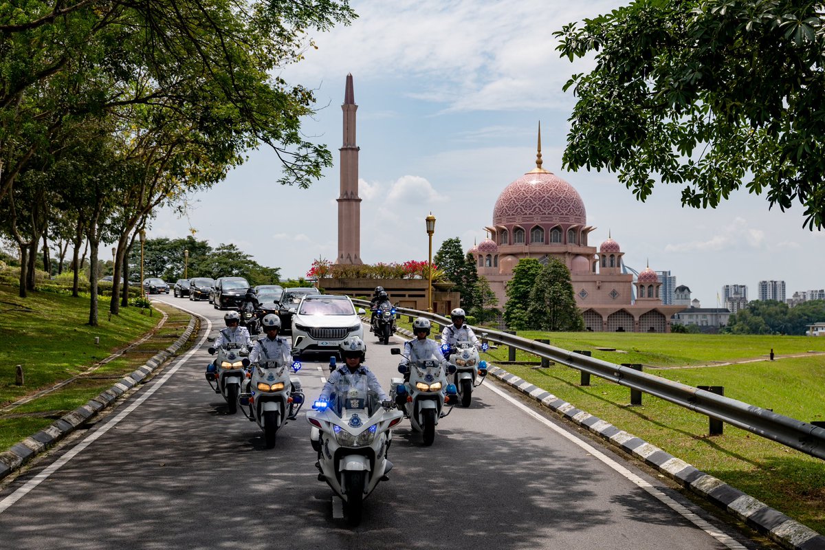 Anwar Ibrahim (@anwaribrahim) on Twitter photo Dalam sesi Lawatan Rasmi Türkiye ke Malaysia, Presiden <a href="/RTErdogan/">Recep Tayyip Erdoğan</a> telah menghadiahkan kereta elektrik buatan dan kebanggaan Türkiye yakni TOGG kepada negara. Pemberian tersebut mencerminkan komitmen tegas kedua-dua negara untuk tangkas meneroka peluang kerjasama dalam pelbagai Dalam sesi Lawatan Rasmi Türkiye ke Malaysia, Presiden <a href="/RTErdogan/">Recep Tayyip Erdoğan</a> telah menghadiahkan kereta elektrik buatan dan kebanggaan Türkiye yakni TOGG kepada negara. Pemberian tersebut mencerminkan komitmen tegas kedua-dua negara untuk tangkas meneroka peluang kerjasama dalam pelbagai