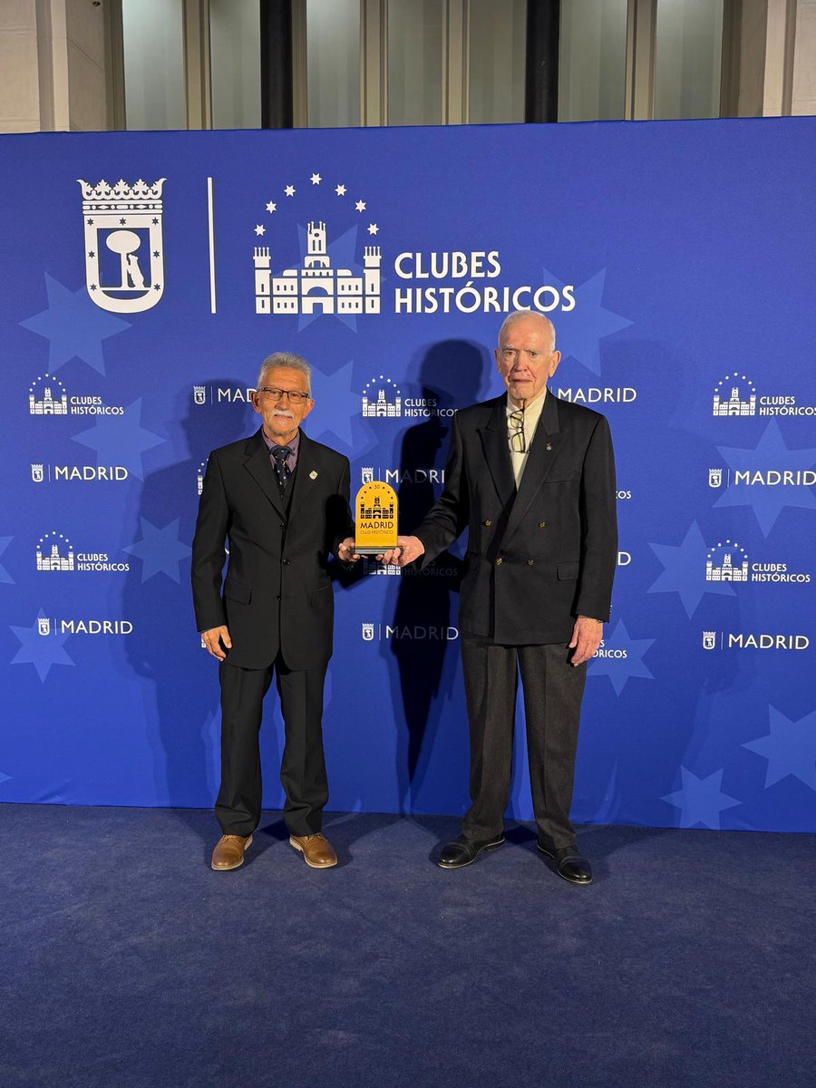 AtletismoSuanze's tweet photo. Merecidísimo galardón del Ayto @MADRID a nuestro Club, como "Historico de Madrid", el año que celebramos 65 años de historia. Recogieron el galardón el presidente y entrensdor, @IsidroR62379372, la Junta Directiva y el fundador y entrenador Jesús del Pueyo. https://t.co/FQK7k4XCdz