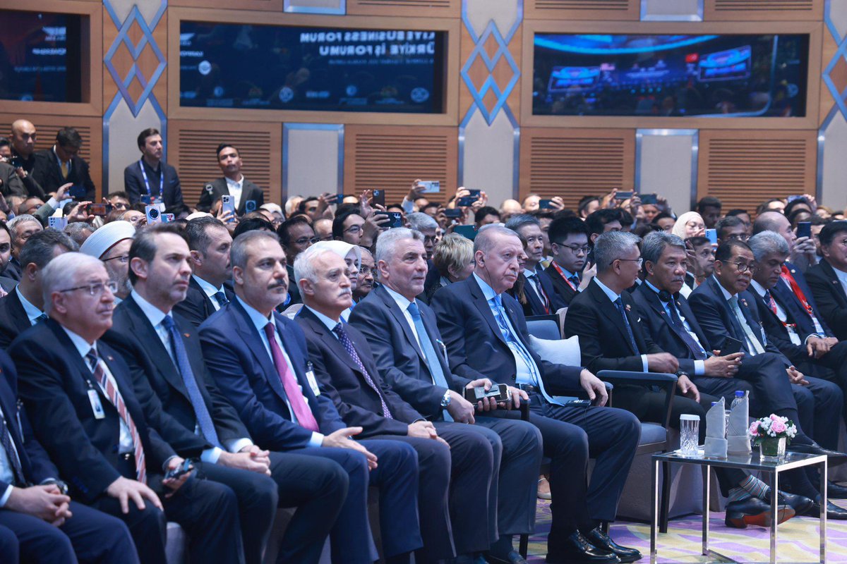 Malezya-Türkiye İş Forumumuzu, Cumhurbaşkanımız  <a href="/RTErdogan/">Recep Tayyip Erdoğan</a> ve Malezya Başbakanı <a href="/anwaribrahim/">Anwar Ibrahim</a>'in teşrifleriyle, <a href="/ticaret/">T.C. Ticaret Bakanlığı</a>  Bakanımız  <a href="/omerbolatTR/">Prof. Dr. Ömer Bolat</a>, <a href="/TCKualaLumpurBE/">Türkiye in Malaysia</a> Büyükelçimiz <a href="/emirsyuksel/">Emir Salim Yüksel</a>, Başkanımız <a href="/NailOlpak/">Nail Olpak</a>, @NCCIM Başkanı Dato’ Seri N. Gobalakrishnan, Türkiye-Malezya İş