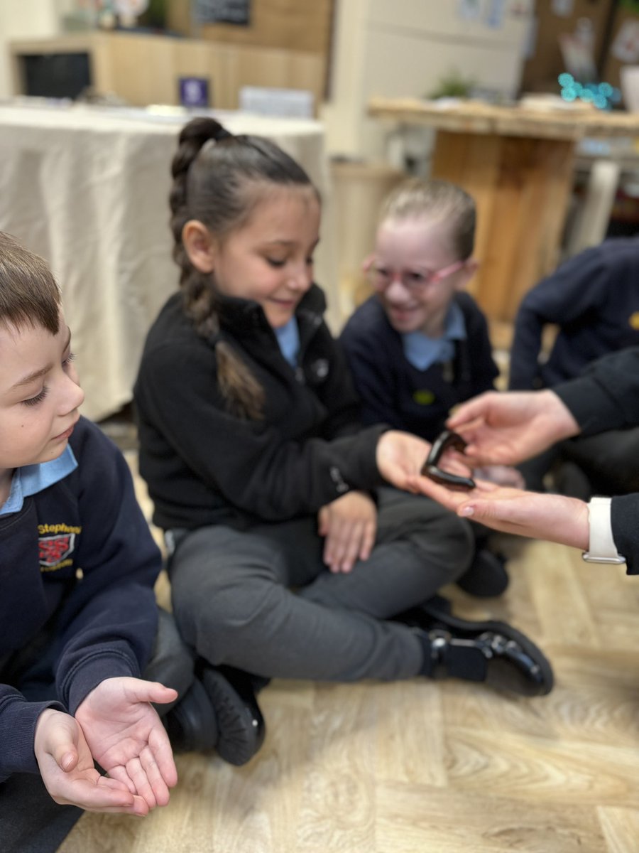 sss_year1's tweet photo. Today we had a visit from Little Zoo to You and we learnt SO much about the animals 🐍🐌🐢 https://t.co/VrLIXuLlaf