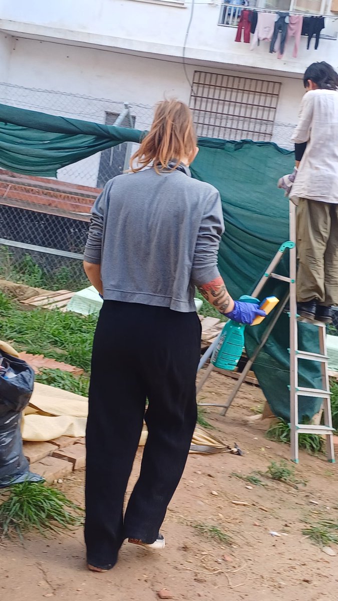 Aprovechamos el buen tiempo que está haciendo estos días para reparar y limpiar <a href="/ColoniaGats/">ColoniaGatsLaPlata</a> 
Maxi y Valentina se han encargado de quitar los toldos, rotos por el aire, y a Silvia...que la vamos a nombrar jardinera de la colonia. Están arreglándola con gran esfuerzo. Gracias