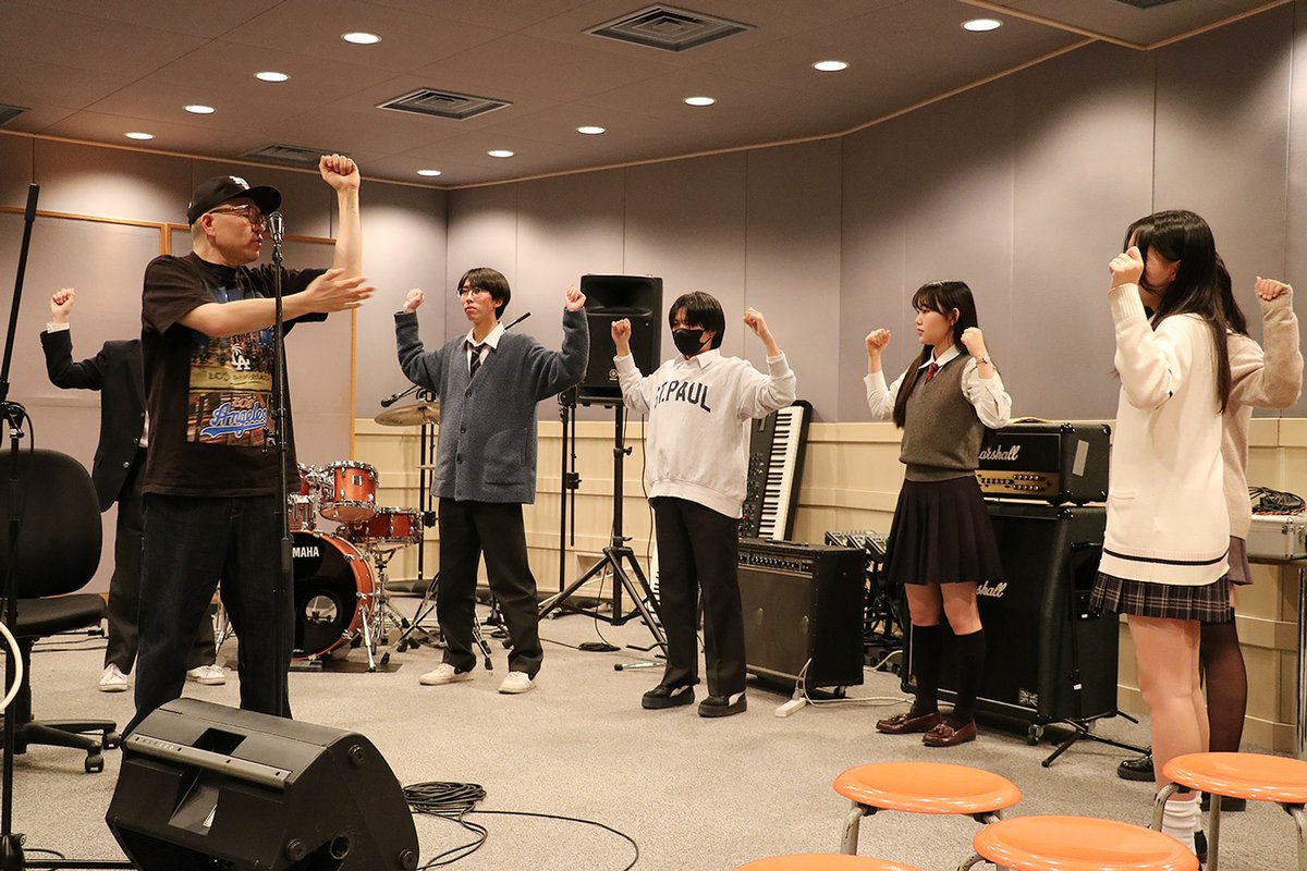 FACE_ON_staff's tweet photo. 午後は 田園調布高校のバンドワークショップを実施しました！ MUSIC DAYS 2024 東京大会で「むしゃくしゃピルエット」が受賞した【昭和音大賞】の副賞レッスンです！！

協力　昭和音楽大学
講師　益田トッシュ先生 https://t.co/Ui1MNwYph3