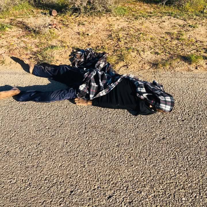 #صور| تم العثور على جــ. ـثة ملقاة على طريق الأحوار جنوبي الحرشة. 
نسأل الله له الرحمة والمغفرة، ولا حول ولا قوة إلا بالله العلي العظيم.
                                     #الخبر #ليبيا