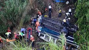 godoyesjd's tweet photo. Tres dudas que surgen sobre la tragedia del 10 de febrero en Puente Belice, en la que fallecieron 55 personas: 

1️⃣🧐¿EN QUÉ CONDICIONES ESTABA EL BUS QUE TRANSPORTABA A LA GENTE?
2️⃣🧐¿EN QUÉ CONDICIONES ESTABA EL TRAMO EN EL QUE IBAN?
3️⃣🧐¿EN QUÉ CONDICIONES IBA EL PILOTO?

1/10 https://t.co/R6arl3JRtO