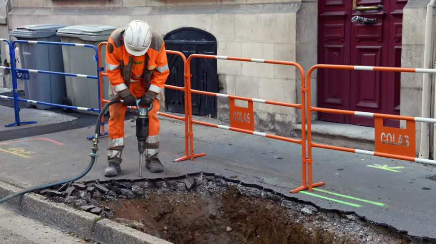INRSfrance's tweet image. 🎙️Plusieurs études ont démontré un lien entre l’exposition aux #vibrations mécaniques et l’apparition de certaines pathologies explique Maël Amari, chercheur à l'INRS. Mal de dos, hernie discale, fourmillements, arthrose du coude...👉francetvinfo.fr/replay-radio/c… @franceinfo