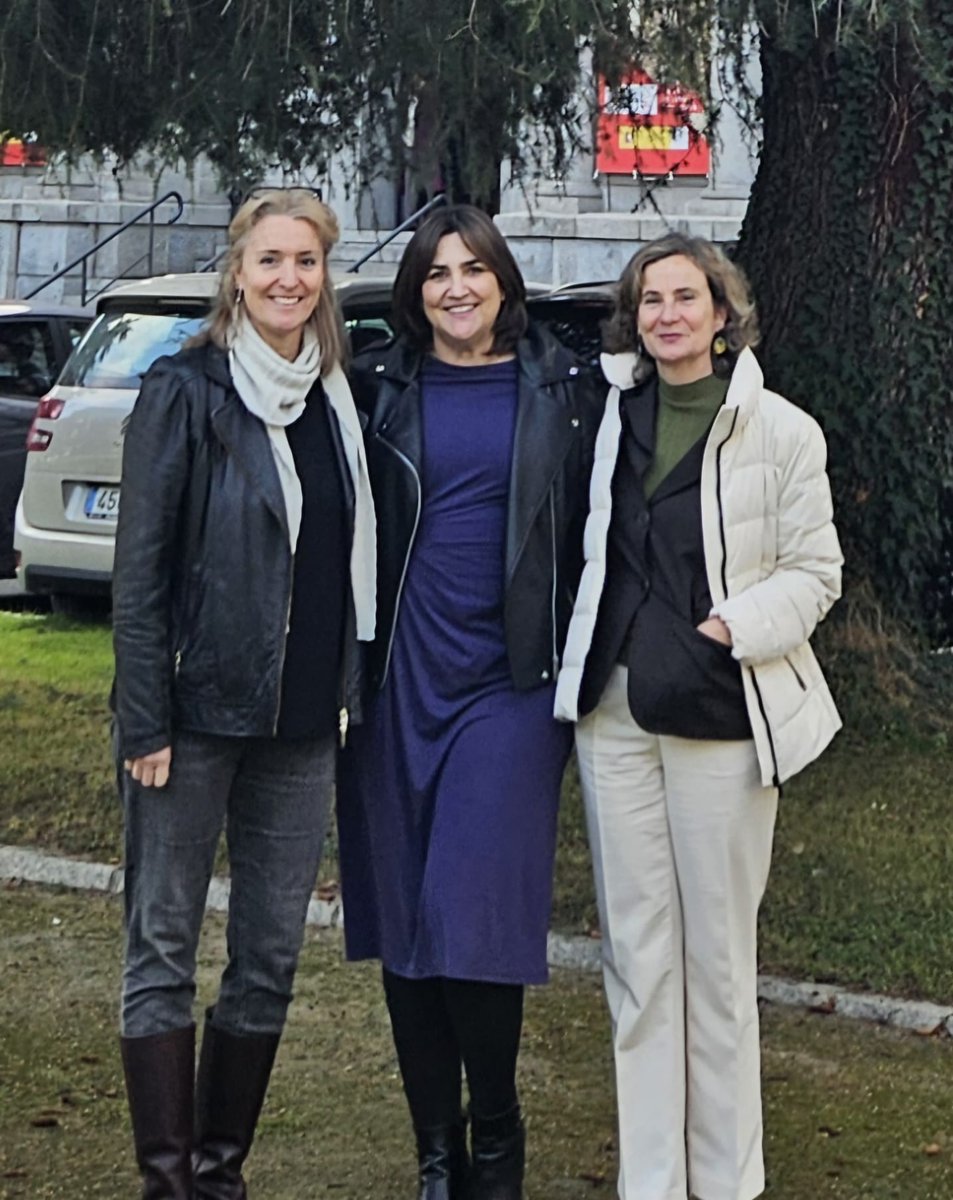 INIA_es's tweet image. Las directoras del #INIA_CSIC Cristina Óvilo @OviloCristina, del @IEOoceanografia Mª Carmen García @mclimatica y del @IGME1849 Rosa Mª Mateos en el encuentro de Centros Nacionales @CSIC. Tres mujeres científicas para celebrar el #11F porque #TodasHacemosCiencia @CienciaGob
