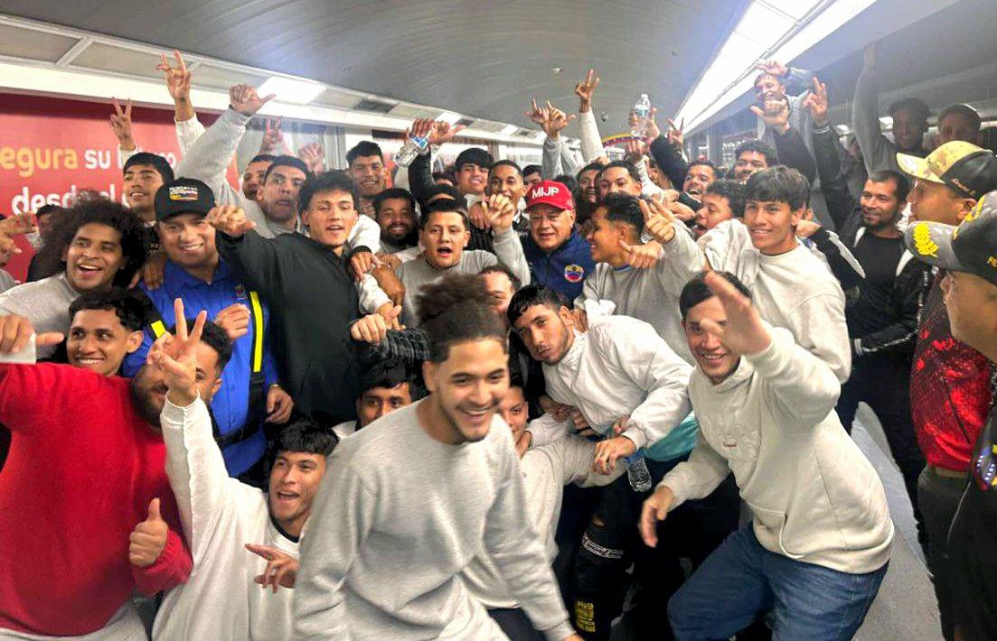 ¡Ajá! No contaban con esta foto.
Parecen felices de volver a Venezuela, ¿no?
Venezolanos repatriados desde EEUU, junto a autoridades del Gobierno Bolivariano en el Aeropuerto Internacional de Maiquetía Simón Bolívar.

#ChávezPorAhoraYParaSiempre