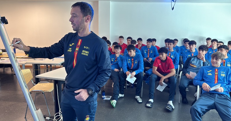 RFEBalonmano's tweet photo. 🔴 La @FBMPA_oficial inaugura un nuevo curso de entrenador Nivel I

ℹ️ Más de 60 alumnos se han inscrito al curso que tendrá grandes nombres entre los docentes

👀 Toda la información 👇🏼