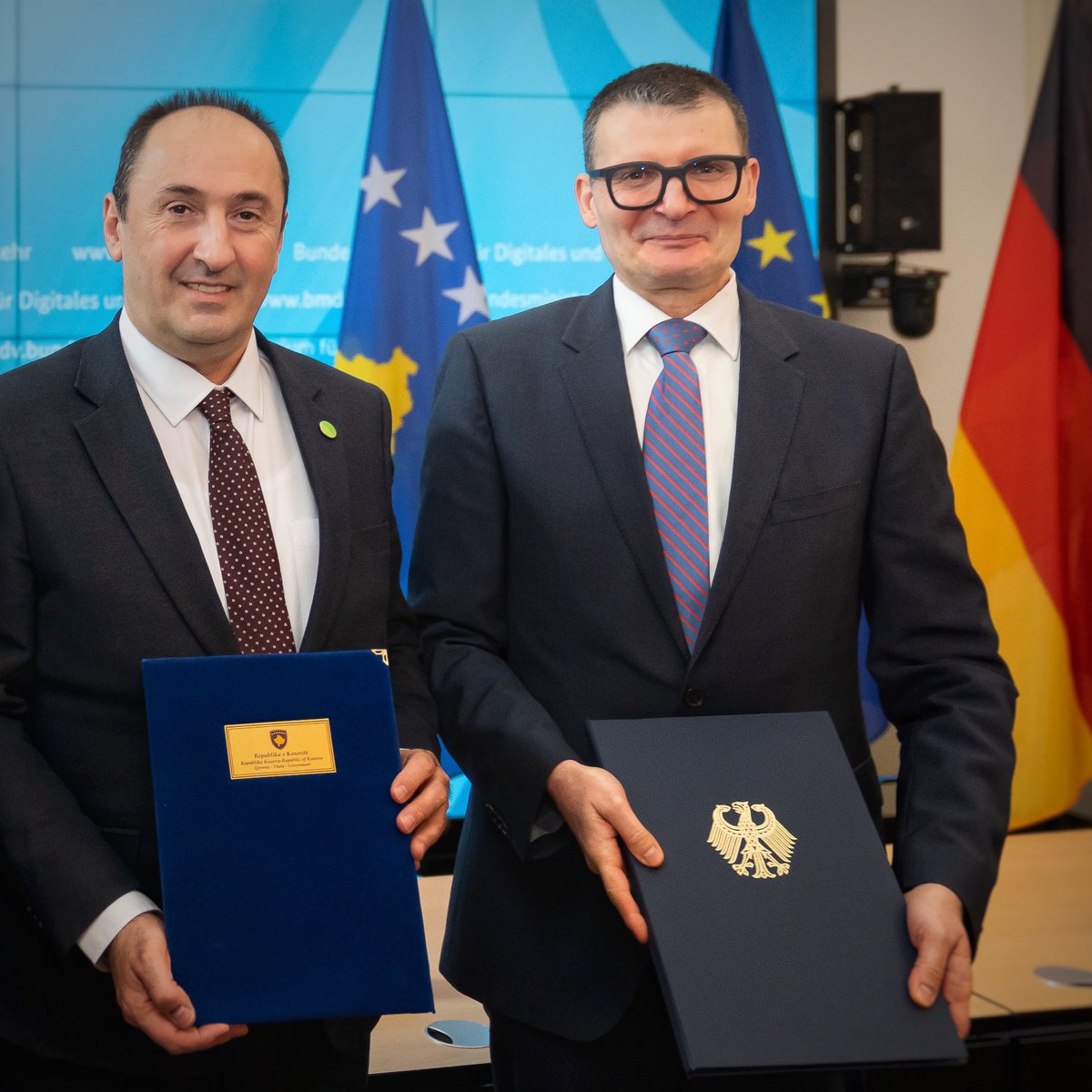 🇩🇪 and 🇽🇰, represented by @bmdv's 🇩🇪 Secretary of State Höppner and 🇽🇰 Minister Aliu, have signed a bilateral agreement on intl road transport for passengers &amp; goods! This will make trade easier, boosting business opportunities for all + strengthening our special relations
🇩🇪🤝🇽🇰