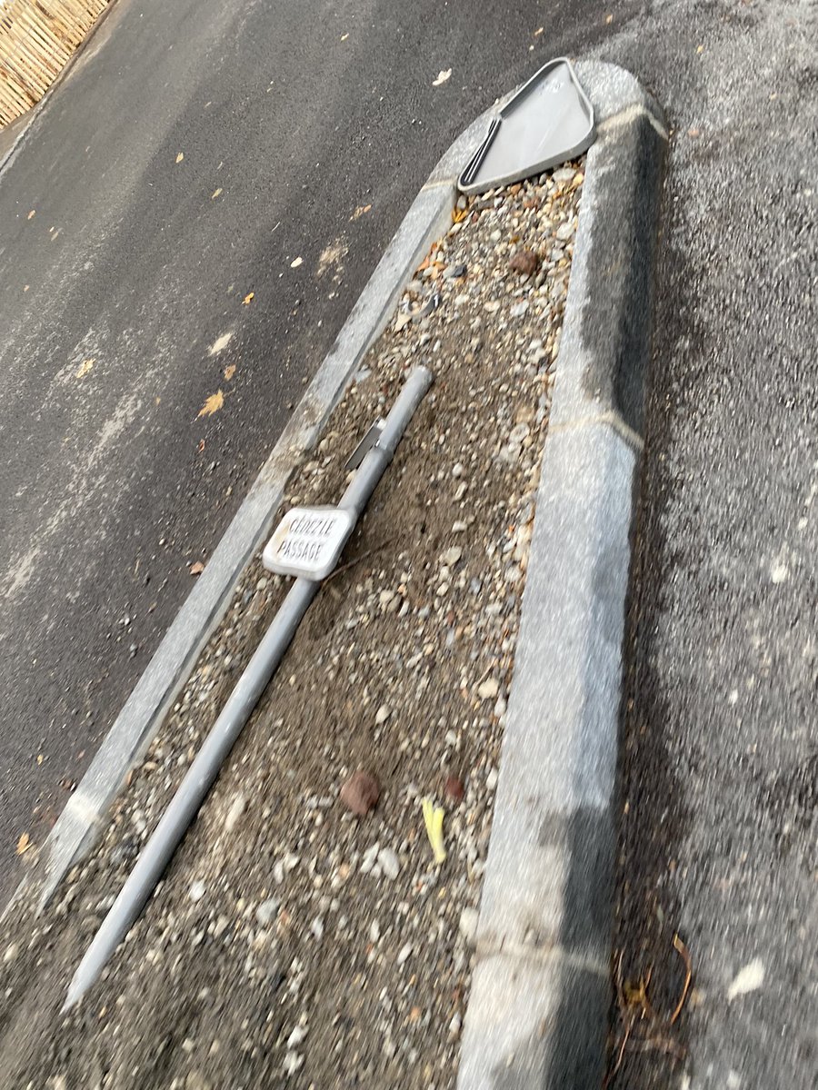 LeonRavachol's tweet photo. -Une cycliste s’est faite foncer dessus par une 🚙 qui se croyait dans son bon droit 
-Le car du CUC a même pris la piste cyclable 

Il y a urgence🚨 

Des enfants passent ici tous les jours

Le carrefour doit être ultra sécurisé pour protéger les cyclistes 

Agissez @ClermontFd https://t.co/tisyXyC4yq