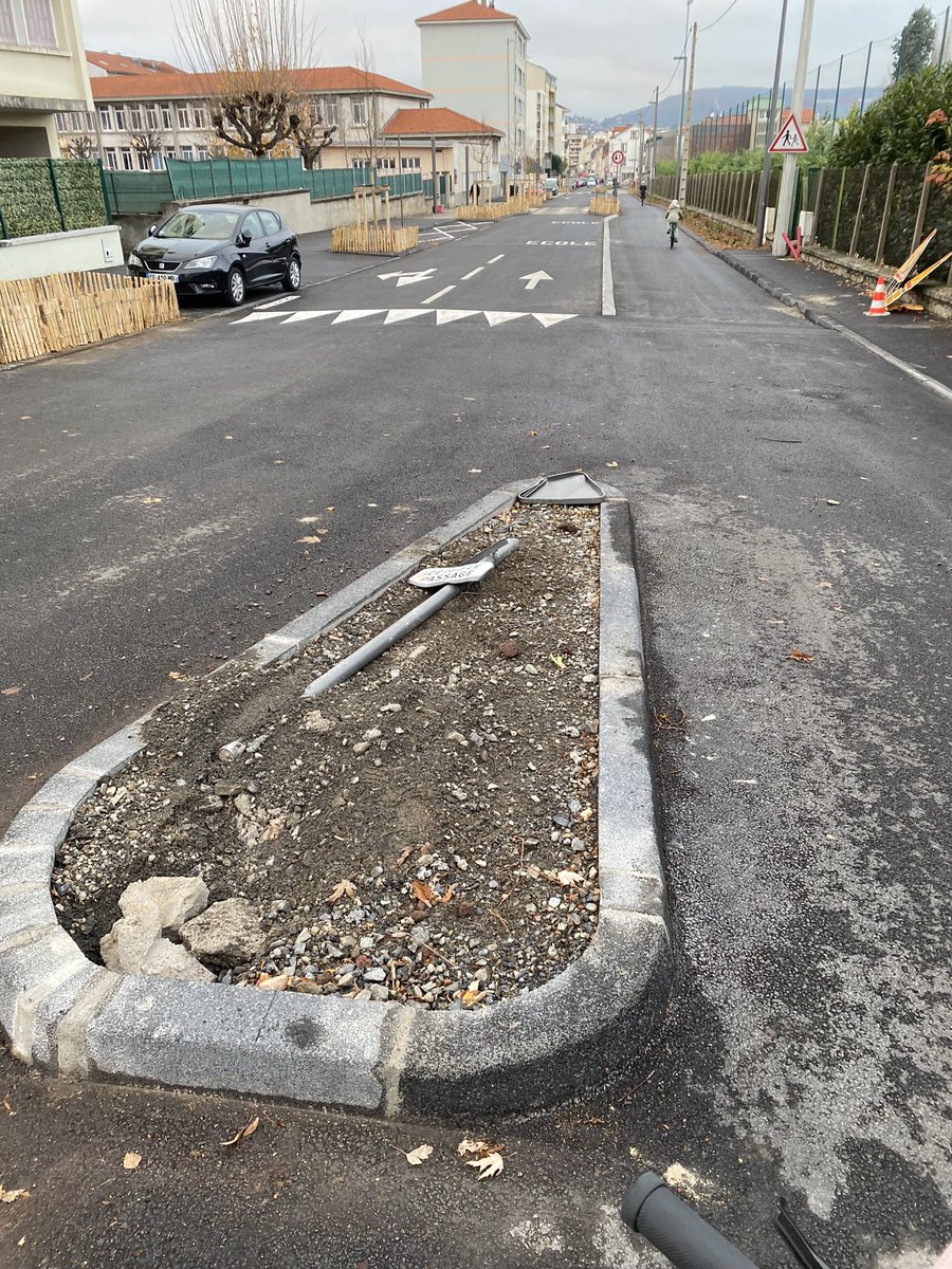 LeonRavachol's tweet photo. -Une cycliste s’est faite foncer dessus par une 🚙 qui se croyait dans son bon droit 
-Le car du CUC a même pris la piste cyclable 

Il y a urgence🚨 

Des enfants passent ici tous les jours

Le carrefour doit être ultra sécurisé pour protéger les cyclistes 

Agissez @ClermontFd https://t.co/tisyXyC4yq