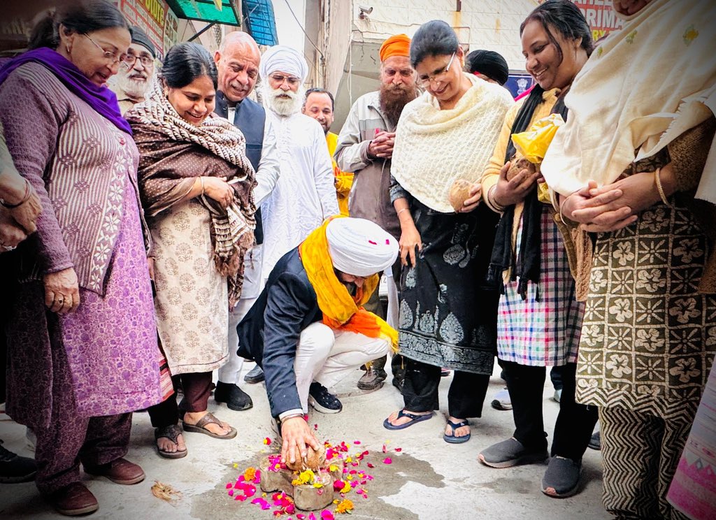 JarnailSinghAAP's tweet image. “वादा किया था वोट की स्याही का निशान मिटने से पहले काम शुरू करवा दूंगा,आप सबके आशीर्वाद से आज पूरा कर दिया”
 गली नंबर 17 संतगढ़ के सभी निवासियों को गली के  नवनिर्माण के कार्य का शुभारंभ होने पर हार्दिक शुभकामनाएं..

#devolopment #work #mlaforpublic #inaugration #arvindkejriwal