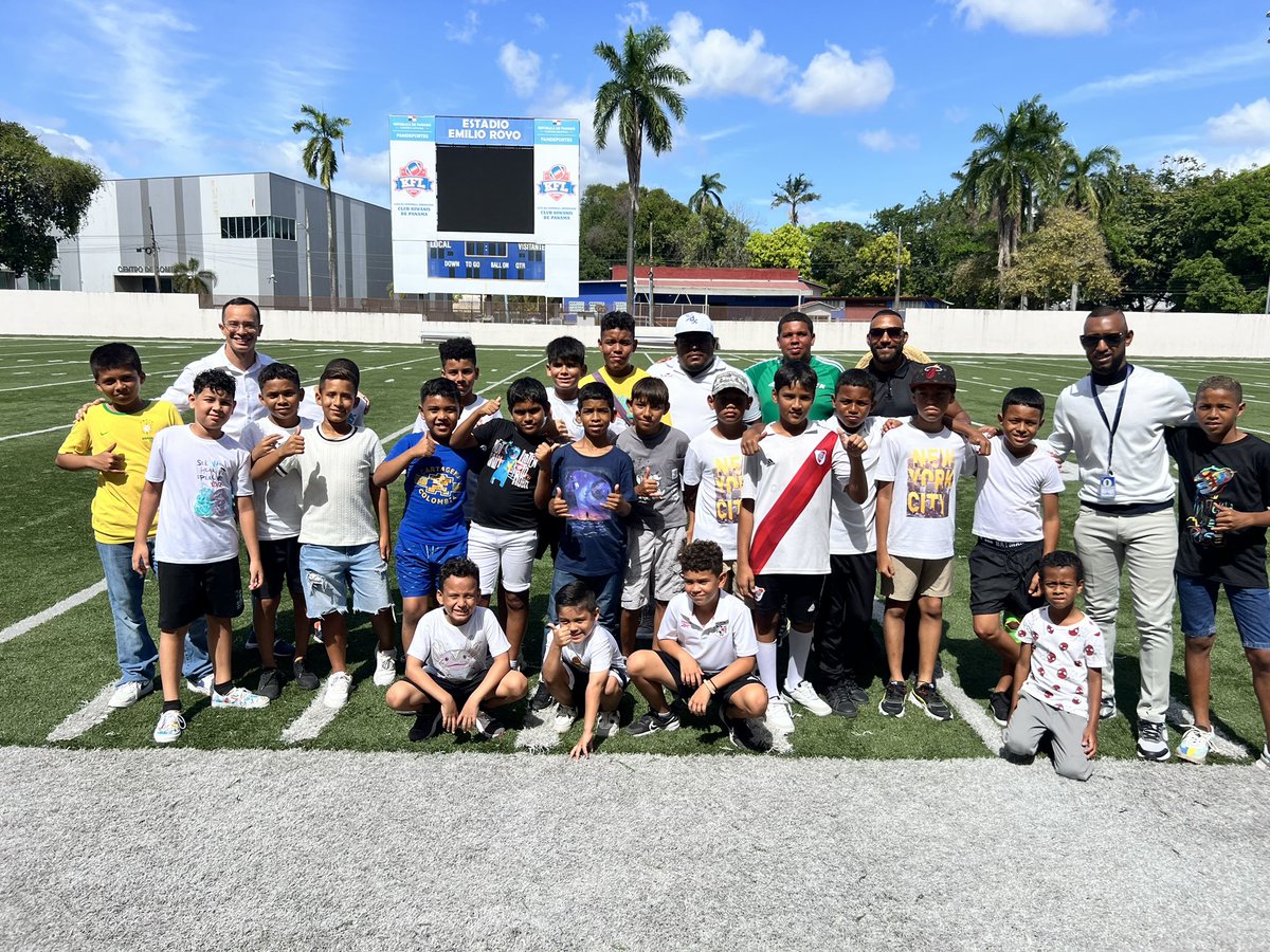 Parque_Lefevre's tweet photo. Hicimos un recorrido con los chicos de #VeranoConFlow por las instalaciones de @Pandeportes, motivándolos a soñar en grande y conocer de cerca los espacios donde entrenan nuestros atletas ¡Inspiremos a la próxima generación de campeones! #Deporte #ParqueLefevre https://t.co/Xq670qDUZd