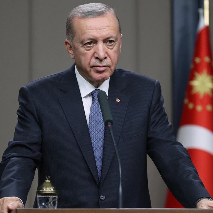 Cemal Enginyurt: 

"Muhalefete gelince Kasımpaşa delikanlısı olan Erdoğan iş Trump'a gelince Nişantaşı kibar beyefendisi oluyor. 

Bütün kinin, delikanlılığın bize mi?"